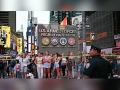 न्यूयॉर्क के टाइम्स स्क्वायर में हुई चाकूबाजी, दो लोगों की मौत, हमलावर महिला भी मारी गई