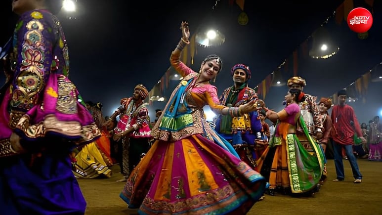 गरबा में मुस्लिमों की एंट्री बैन करने की विहिप की मांग का केंद्रीय मंत्री ने किया विरोध, अमृता फडणवीस भी साथ