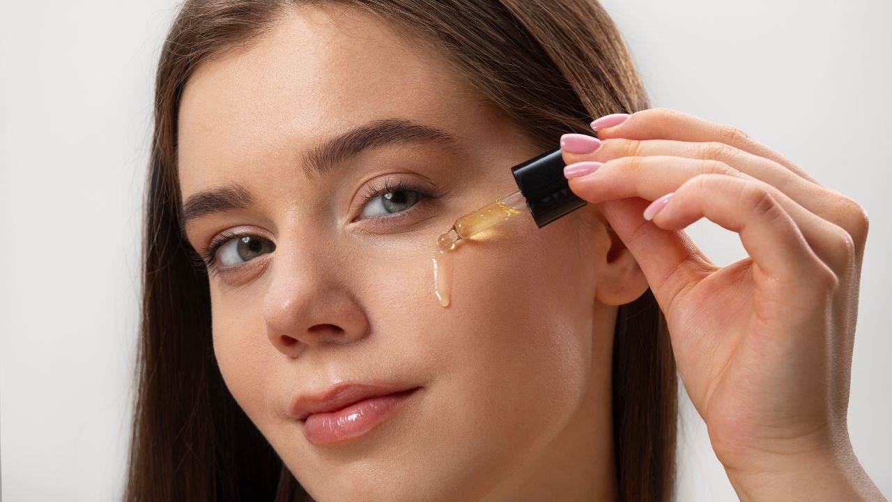 Vitamin C, Niacinamide, Salicylic Acid...किस उम्र में कौन-सा Serum इस्तेमाल करें? स्किन एक्सपर्ट ने बताया