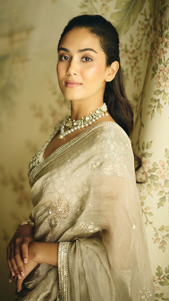 Mira Kapoor Is Grace Personified In An Ivory Saree