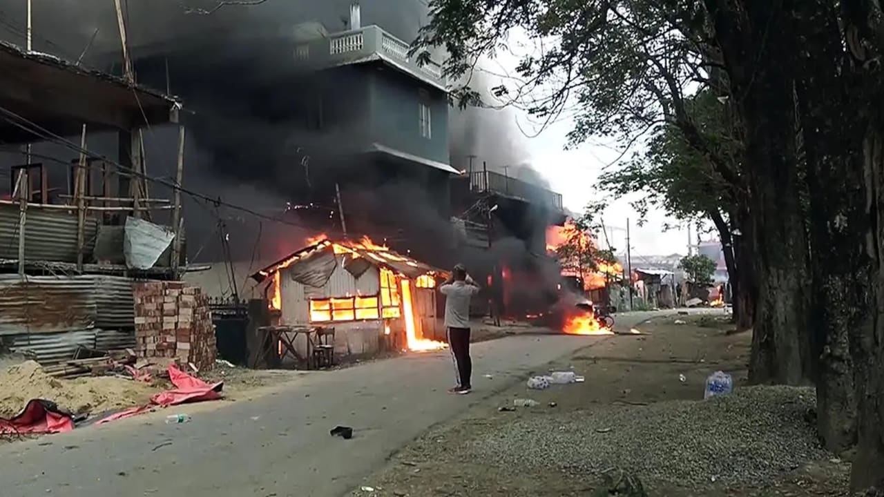 मणिपुर में फिर हिंसा भड़की, दो महिलाओं की गोली मारकर हत्या; कई फार्म हाउस फूंके