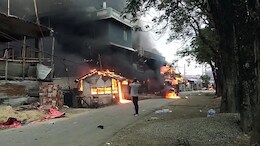 मणिपुर में फिर हिंसा भड़की, दो महिलाओं की गोली मारकर हत्या; कई फार्म हाउस फूंके