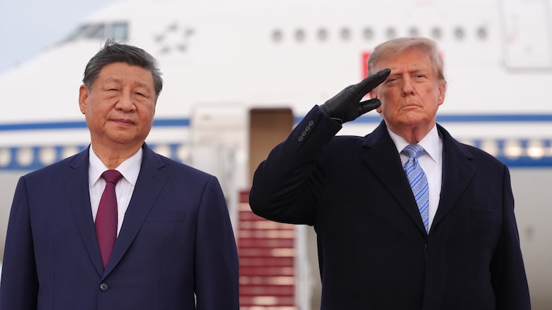 Viral Video: Donald Trump Winces At B-1 Bomber Noise, Xi Jinping Remains Unfazed