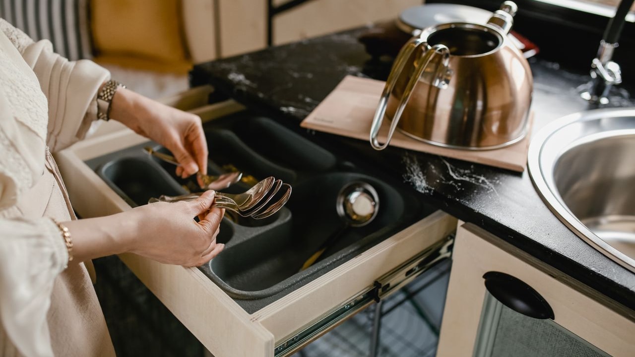 How to use drawer organisers for a clean and well-organised space