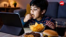 स्क्रीन देखते हुए बच्चे ज्यादा क्यों खाने लगते हैं? पीडियाट्रिक से जानें स्क्रीन और स्नैकिंग का कनेक्शन