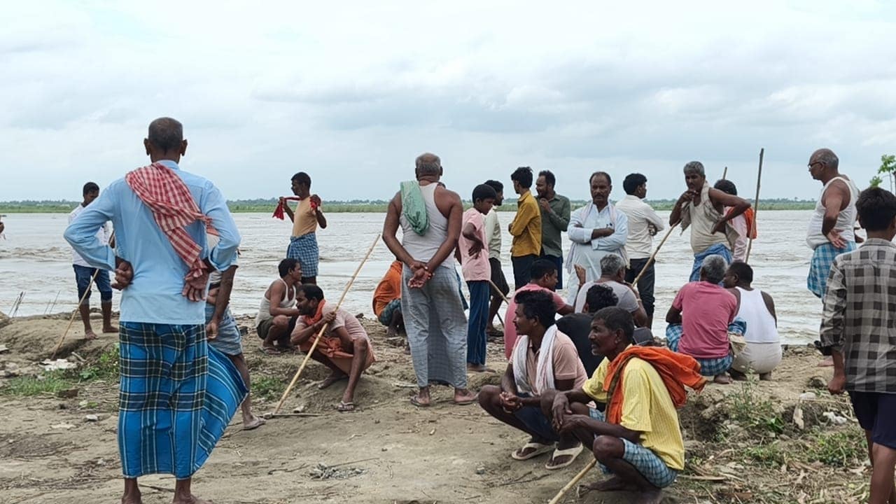 Bihar Flood: नदी के कटाव से चिंतित ग्रामीण Bihar Flood: नदी के कटाव से चिंतित ग्रामीण