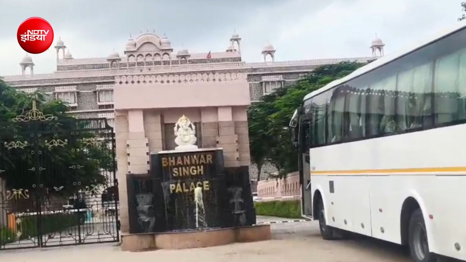 बस में बिठाकर लाए गए 150 प्रत्याशी