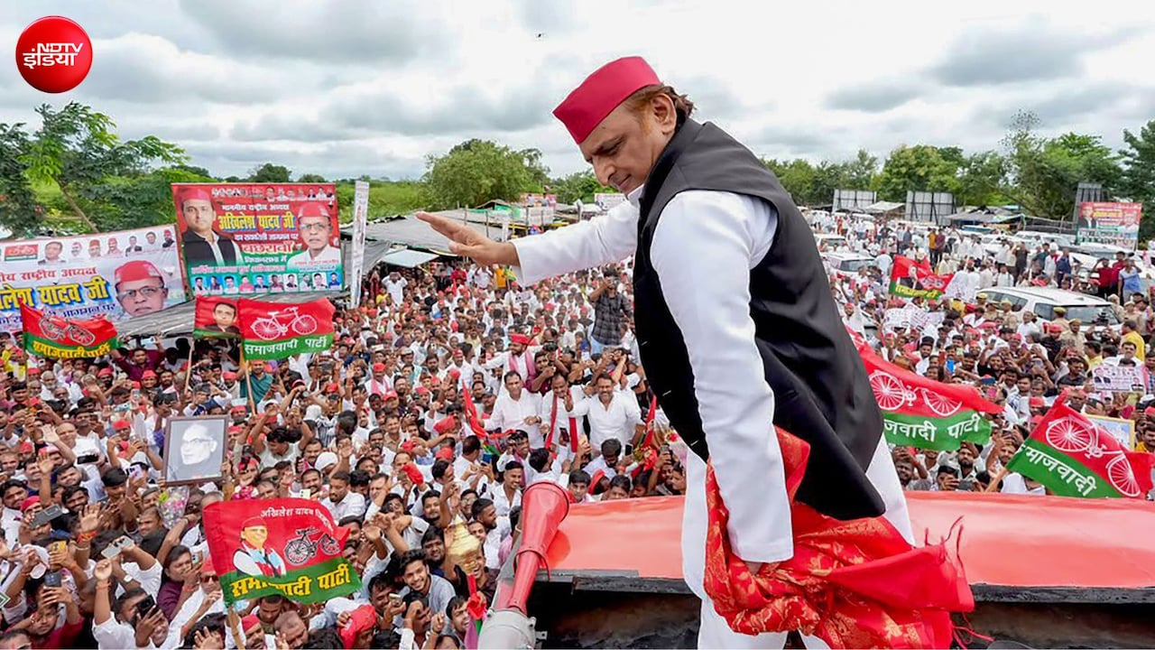 रंग भगवा, गढ़ कांग्रेस का लेकिन मैदान लाल टोपी से फुल, रायबरेली से अखिलेश ने भरी यूपी चुनाव की हुंकार