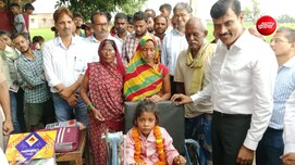 7 साल की रागिनी के लिए ट्राईसाइकिल लेकर घर पहुंचे DM अंकल,  कौन हैं IAS मंगला प्रसाद सिंह?