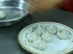 बिना सांचे के बनाएं बाजार जैसे सॉफ्ट चावल के मोदक, ये रही उकडीचे मोदक की रेसिपी वीडियो