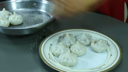 बिना सांचे के बनाएं बाजार जैसे सॉफ्ट चावल के मोदक, ये रही उकडीचे मोदक की रेसिपी वीडियो