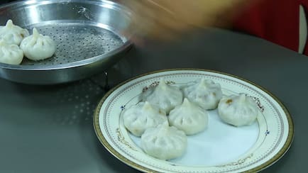 बिना सांचे के बनाएं बाजार जैसे सॉफ्ट चावल के मोदक, ये रही उकडीचे मोदक की रेसिपी वीडियो