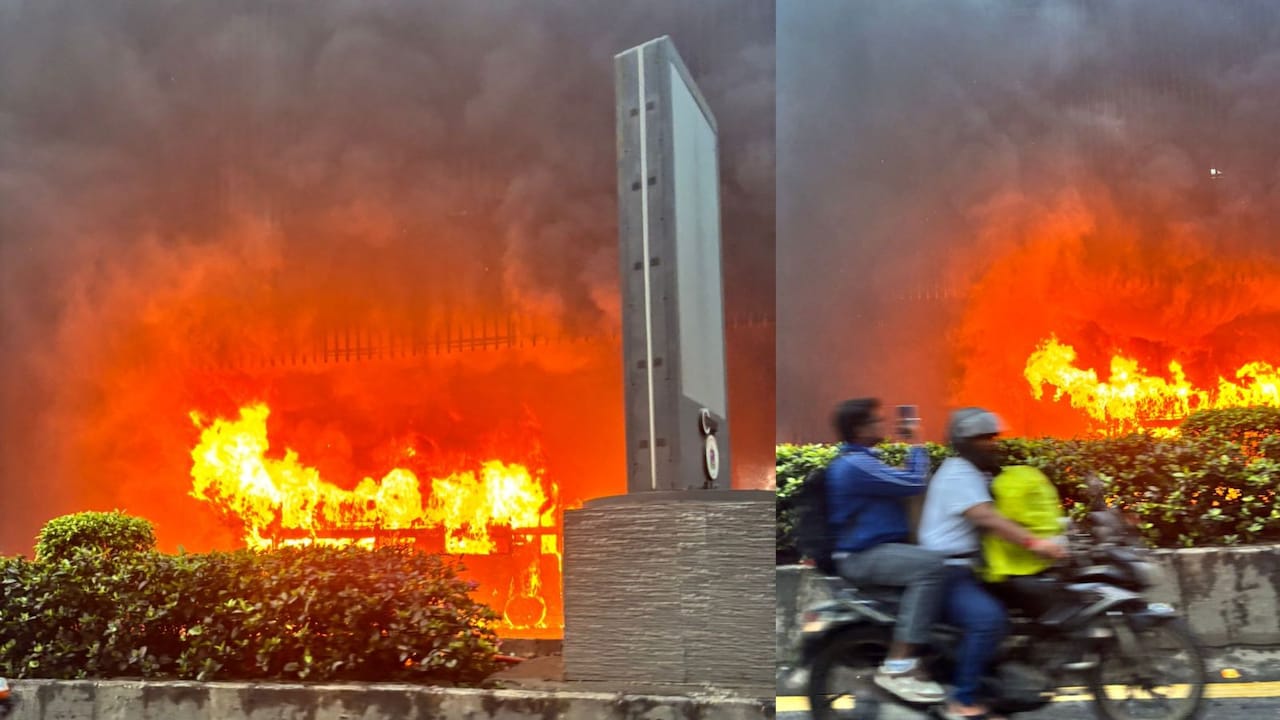 मुंबई: मेंट्रो स्टेशन के नीचे खड़ी बस में अचानक लगी भीषण आग, लोगों में अफरा-तफरी