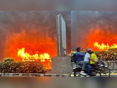 मुंबई: मेंट्रो स्टेशन के नीचे खड़ी बस में अचानक लगी भीषण आग, लोगों में अफरा-तफरी