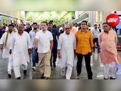 बारिश के बीच आसमान में मंडराता रहा राहुल गांधी का विमान, फिर सुरक्षित हुई लैंडिंग