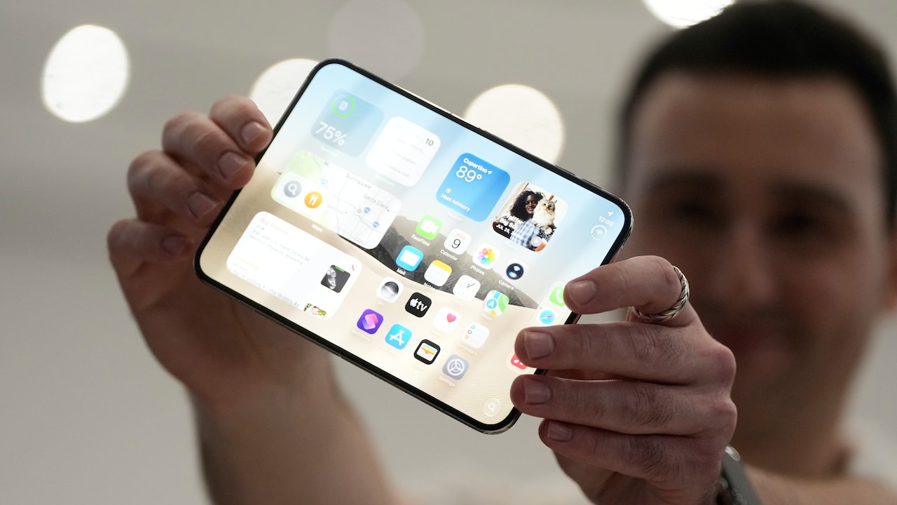 'Not The Bedside Clock': Samsung, Duolingo Troll Apple After Foldable iPhone Duo Launch