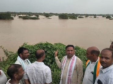 क्वारी नदी का कहर: दर्जनों गांवों में बाढ़ से हाहाकार, फसलें बर्बाद; बिजली-पानी ठप, मुआवजे की मांग तेज