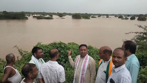 क्वारी नदी का कहर: दर्जनों गांवों में बाढ़ से हाहाकार, फसलें बर्बाद; बिजली-पानी ठप, मुआवजे की मांग तेज