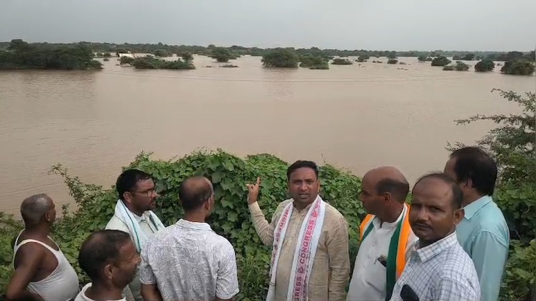 क्वारी नदी का कहर: दर्जनों गांवों में बाढ़ से हाहाकार, फसलें बर्बाद; बिजली-पानी ठप, मुआवजे की मांग तेज