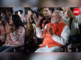 जेन जी का साथ और विचारधारा की बात; भजन क्लबिंग में ढपली बजाते दिखाते PM मोदी