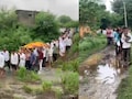 आखिरी सफर भी दूभर; श्मशान तक नहीं रास्ता, बारिश में अंतिम संस्कार भी बना चुनौती, ग्रामीण परेशान