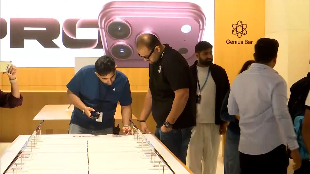 Long Queues Outside Apple Stores In India As Sale Of New iPhones Begins