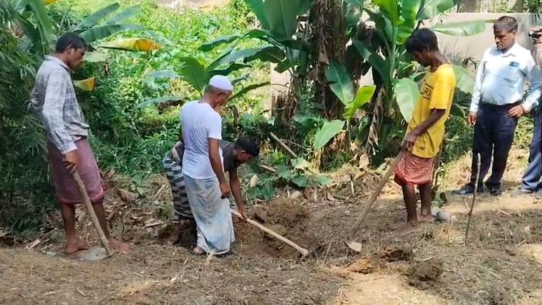 असम में कब्र से निकाले गए 3 शव, समेटीं हड्डियां, 15 साल बाद कोर्ट ने क्यों दिया ये आदेश?