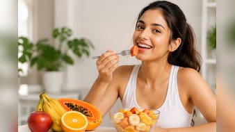 किचन से कभी खत्म न होने दें ये 4 फल, रोज खाने से बढ़ती उम्र में भी स्किन रहेगी जवां-जवां