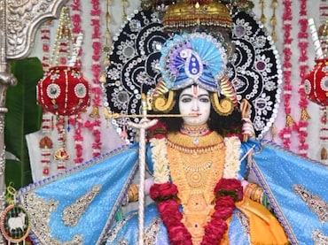 मां त्रिपुर सुंदरी का ऐसा अद्भुत रूप पहले नहीं देखा होगा! जन्माष्टमी पर कृष्ण स्वरूप ने मोहा मन