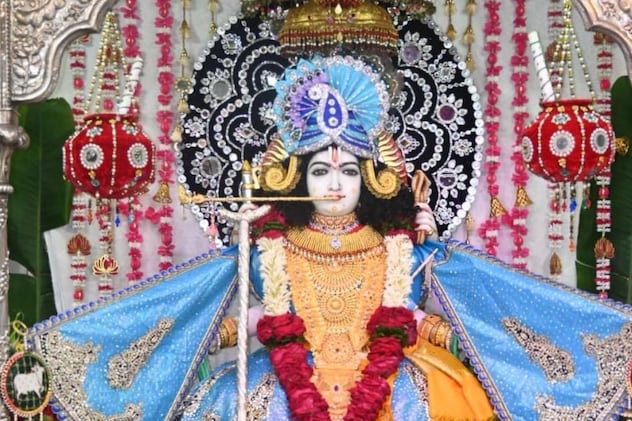 मां त्रिपुर सुंदरी का ऐसा अद्भुत रूप पहले नहीं देखा होगा! जन्माष्टमी पर कृष्ण स्वरूप ने मोहा मन