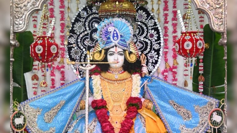 मां त्रिपुर सुंदरी का ऐसा अद्भुत रूप पहले नहीं देखा होगा! जन्माष्टमी पर कृष्ण स्वरूप ने मोहा मन