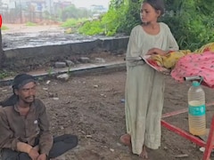 झांसी अस्पताल के बाहर स्ट्रेचर पर रखा रहा मां का शव, रोती रही बेटी, बेबस पिता के पास एंबुलेंस के नहीं थे पैसे