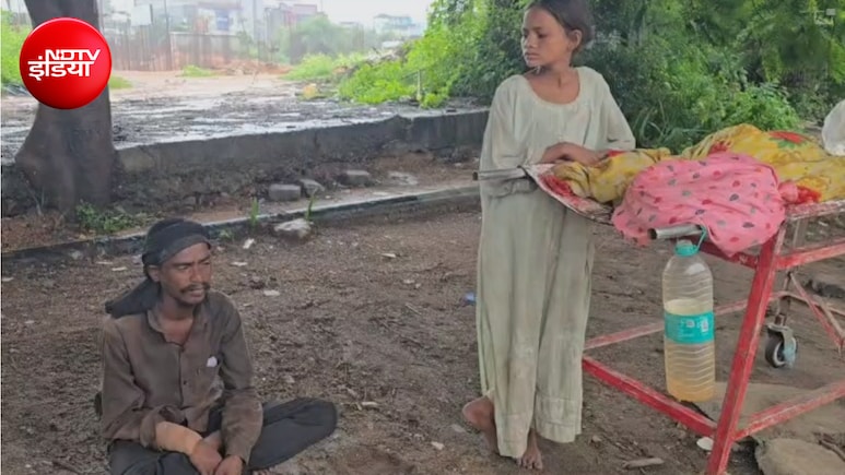 झांसी अस्पताल के बाहर स्ट्रेचर पर रखा रहा मां का शव, रोती रही बेटी, बेबस पिता के पास एंबुलेंस के नहीं थे पैसे