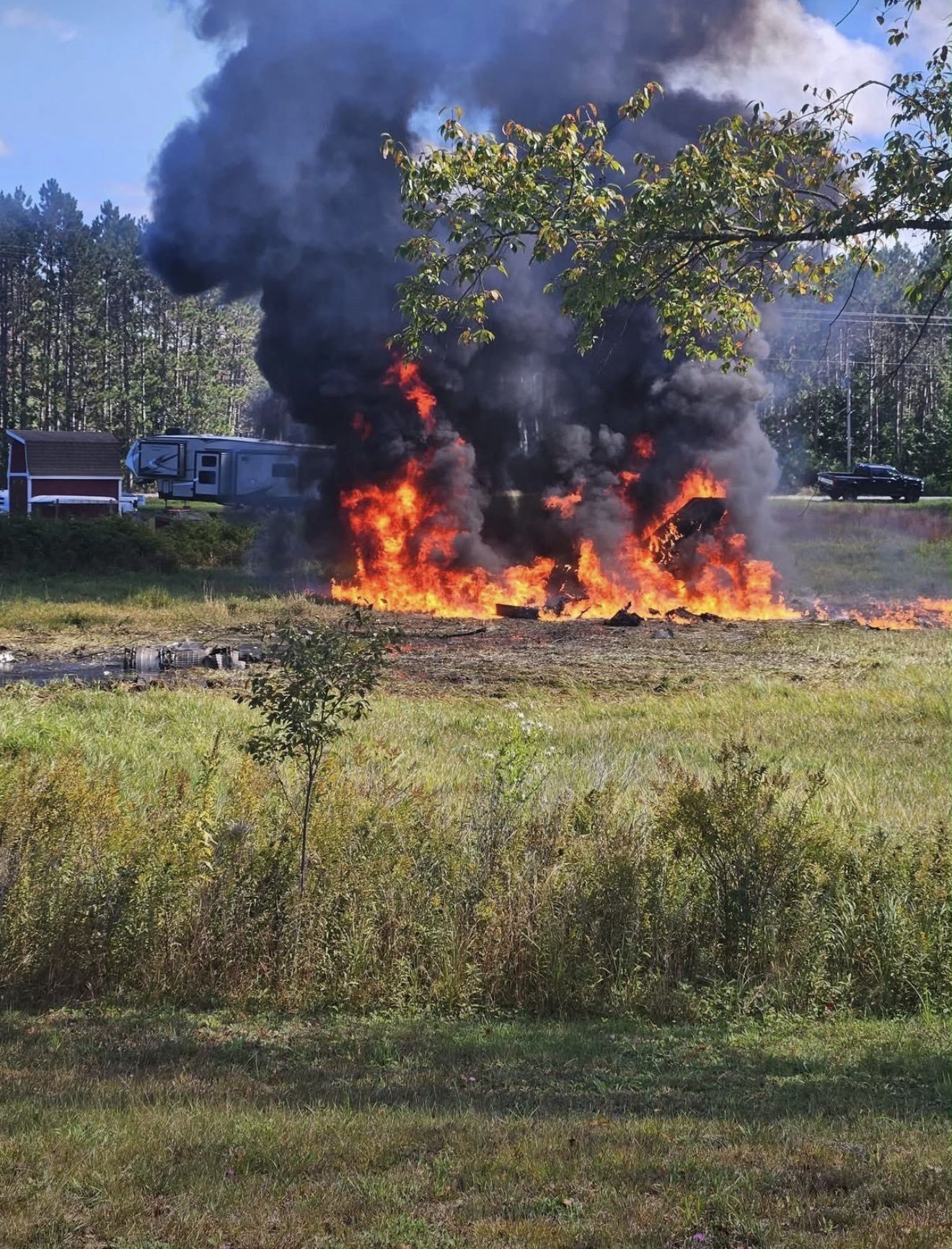 आग की लपटों से घिरा F-16 फाइटर विमान आग की लपटों से घिरा F-16 फाइटर विमान