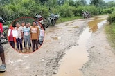 दंतेवाड़ा में 25 साल से बदहाल सड़क पर भड़के ग्रामीण, PMGSY दफ्तर घेरा, सीने पर CM की फोटो लगाकर जताया विरोध