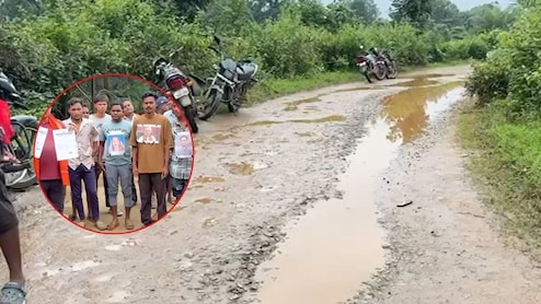 दंतेवाड़ा में 25 साल से बदहाल सड़क पर भड़के ग्रामीण, PMGSY दफ्तर घेरा, सीने पर CM की फोटो लगाकर जताया विरोध