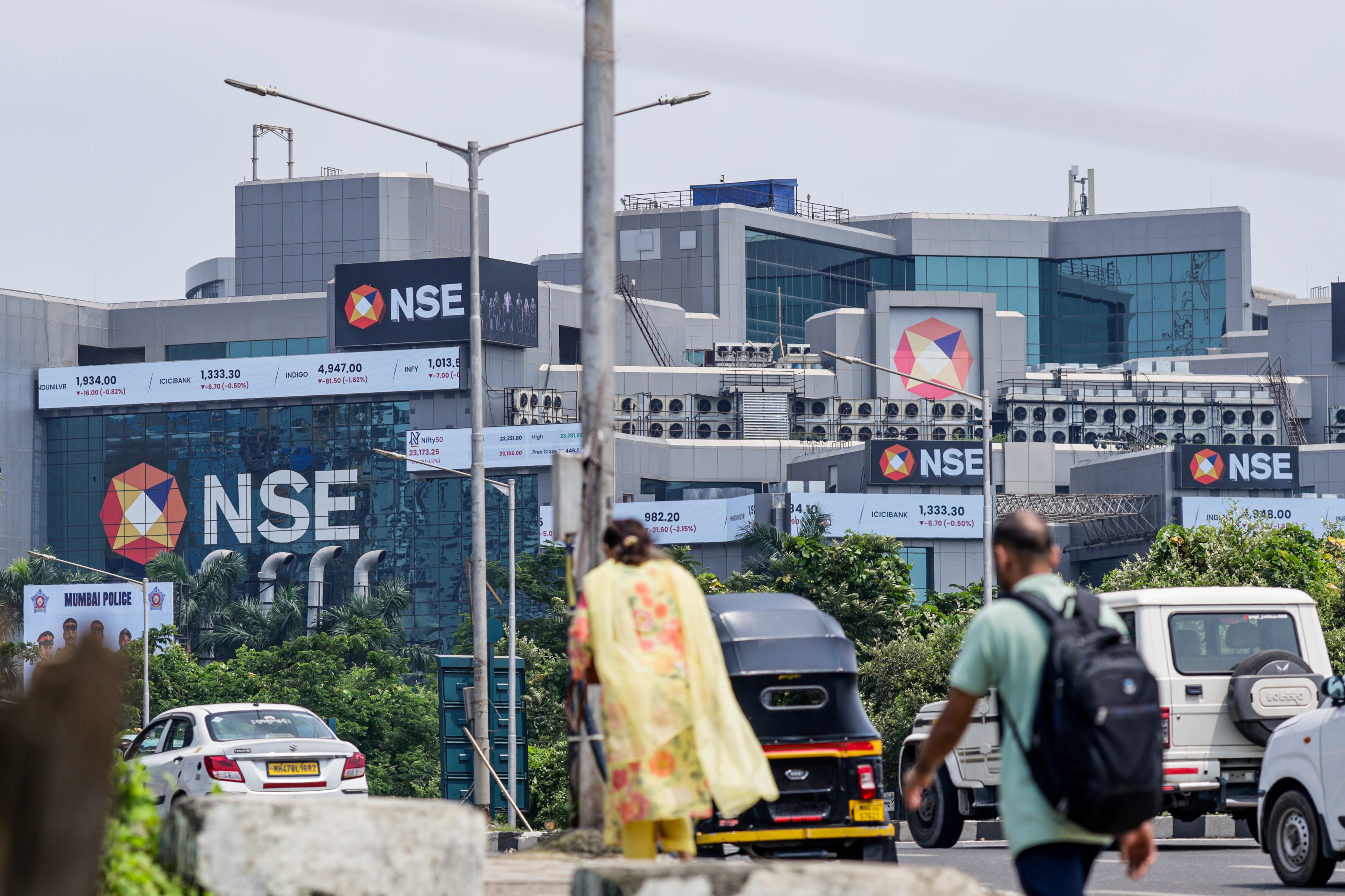 ndtv.com - Prateek Shukla - Stock Market LIVE Updates, Sensex Today: Sensex Drops 200 Points Amid Negative Global Cues, Oil Prices Steady