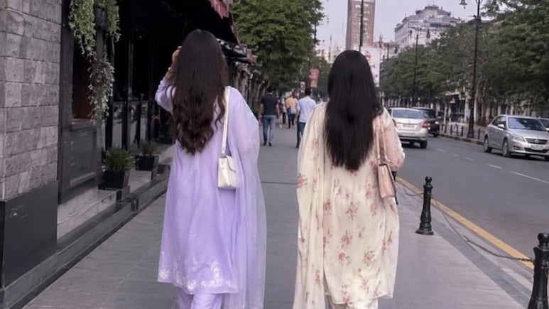 दुनिया का ऐसा देश, जहां महिलाओं का अकेले घूमना अपराध, हो सकती है गिरफ्तारी और सजा