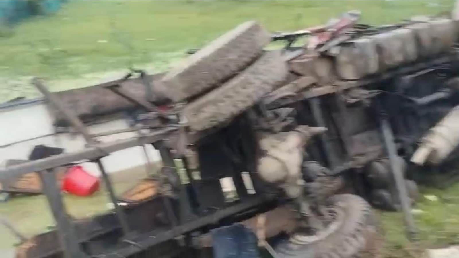 बल्कर की टक्कर से बस के उड़े परखच्चे. बल्कर की टक्कर से बस के उड़े परखच्चे.