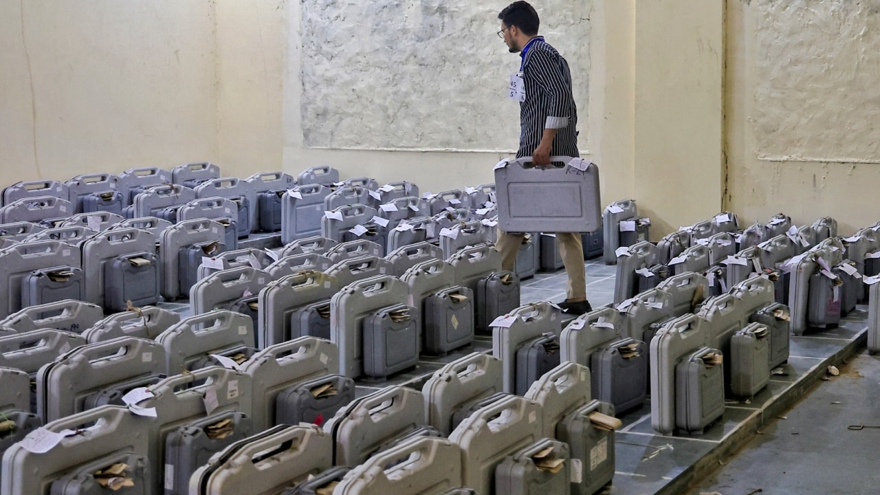साल 2023 के विधानसभा चुनाव की तुलना में इस चुनाव में बीजेपी और कांग्रेस के बीच वोटों का अंतर 2.16 फीसदी से घटकर एक फीसद से भी कम रह गया है. 