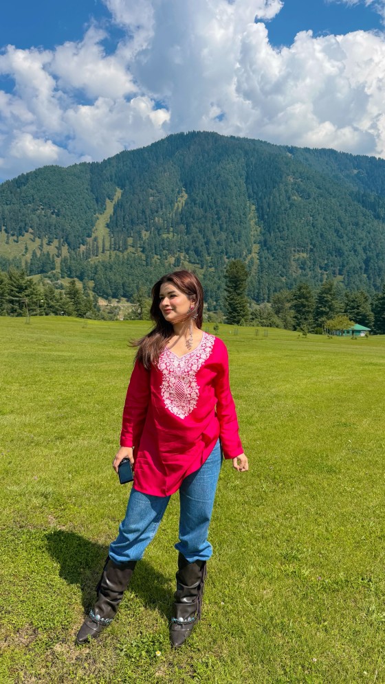 Avneet Kaur Turns Heads In A Chic Pink Kurta Look