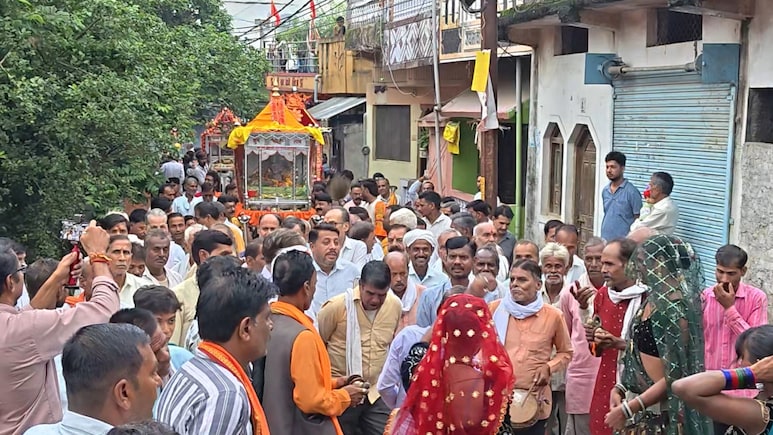 पालकी के नीचे से निकलने की होड़: रायसेन में 500 साल पुरानी अनोखी परंपरा, नगर भ्रमण पर निकले बाल गोपाल