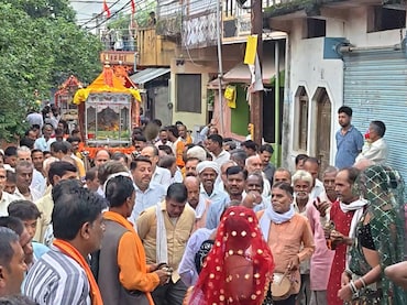 पालकी के नीचे से निकलने की होड़: रायसेन में 500 साल पुरानी अनोखी परंपरा, नगर भ्रमण पर निकले बाल गोपाल