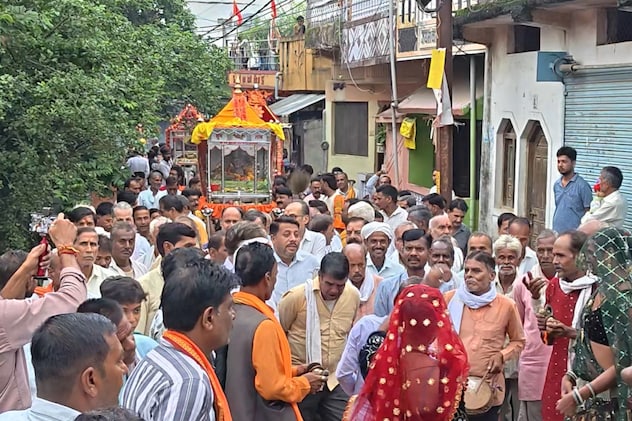 पालकी के नीचे से निकलने की होड़: रायसेन में 500 साल पुरानी अनोखी परंपरा, नगर भ्रमण पर निकले बाल गोपाल