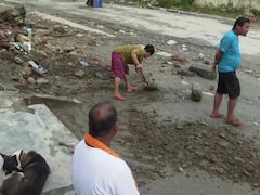 नेपाल बाढ़ में बेटे को खोया, जिगर के टुकड़े को दफनाने के लिए गड्ढा खोदती बेबस मां का वीडियो कलेजा चीर देगा