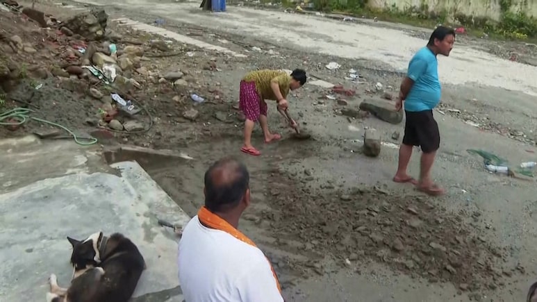 नेपाल बाढ़ में बेटे को खोया, जिगर के टुकड़े को दफनाने के लिए गड्ढा खोदती बेबस मां का वीडियो कलेजा चीर देगा