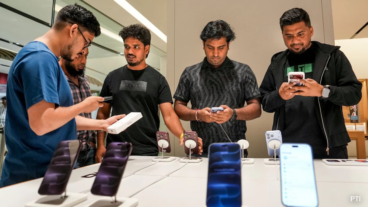 "First Day Matters": iPhone Lovers Queue Up Across India