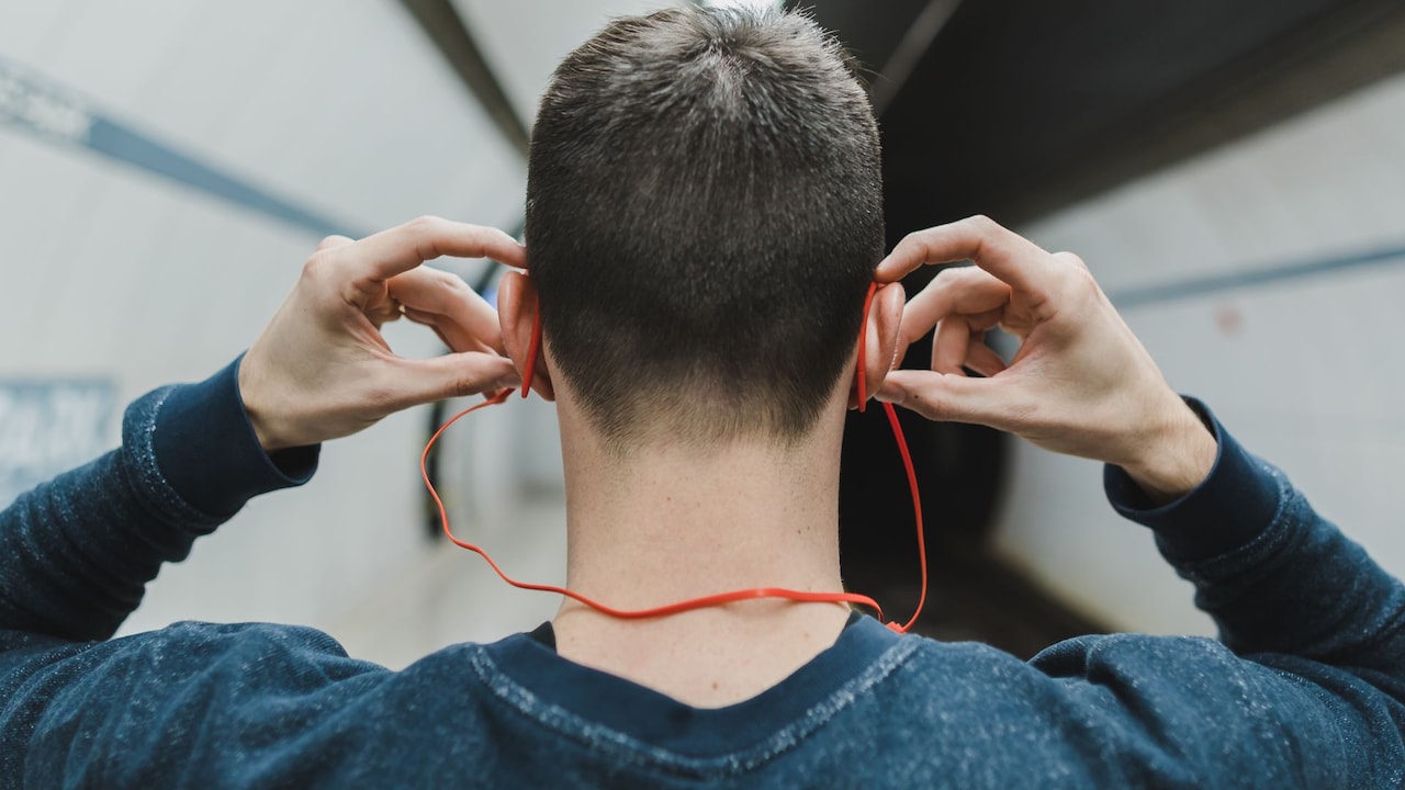 Wireless Earbuds Vs Neckbands Wireless Earbuds Vs Neckbands
