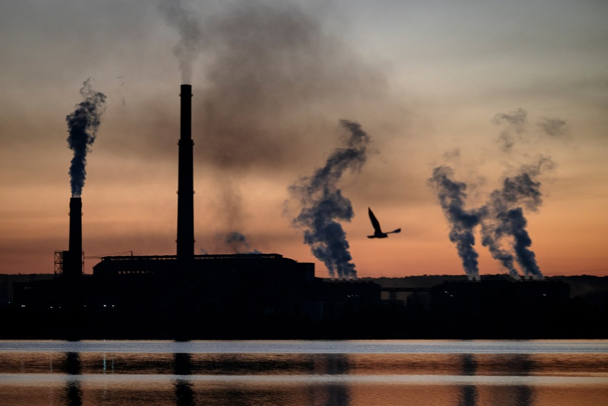 US Scraps Limits On Carbon Emissions From Coal, Gas-Fired Power Plants