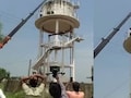 श्योपुर में पानी की 60 फिट ऊंची टंकी पर चढ़ा सांड फंस गया, 5 घंटे की कड़ी मेहनत के बाद क्रेन से उतारा
